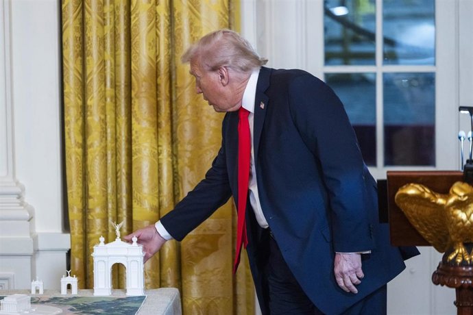Archivo - Maqueta del Arco del Triunfo de Donald Trump (archivo)