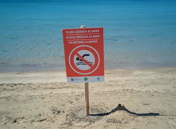 Cerrada la playa de s'Arenal de Sant Antoni por un vertido por la avería de una bomba de la red de saneamiento.