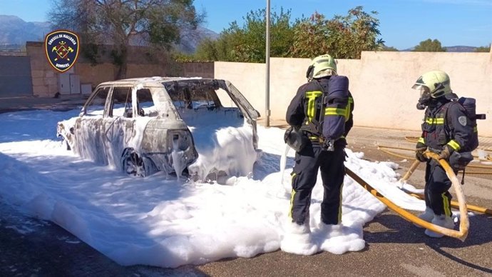 El fuego calcina un coche en Muro (Mallorca).