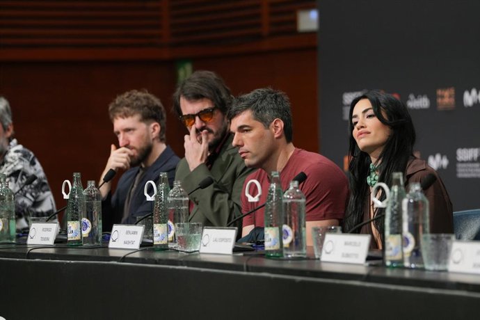 (I-D) El actor  Esteban Bigliardi, el productor Rodrigo Teixeira, el director Benjamín Naishtat, la actriz Lali Espósito durante la presentación de la película  'Glaxo' en el marco de la 74ª edición del Festival de San Sebastián, a 20 de septiembre de 202