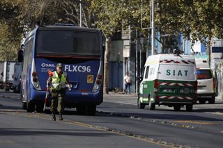 Santiago, 12 de marzo de 2024 Una menor de edad resulto fallecida tras un atropello de un bus de Red en Vicuna Mackena y Argomedo.  Dragomir Yankovic/Aton Chile