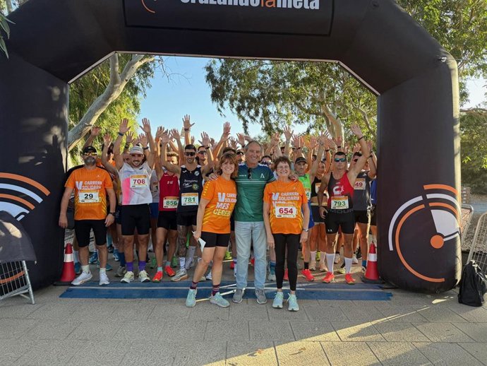El concejal de Ciudad Activa, Movilidad Urbana y Deporte, Antonio Casimiro, junto a la presidenta de Neurodem, María Teresa García, dio la salida de la V Carrera Solidaria ‘Dale vida a tu cerebro’.