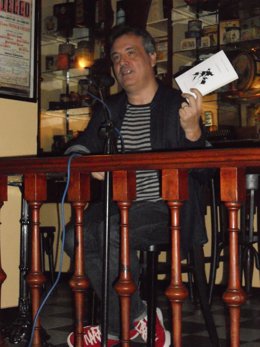 Imagen del recital que ofreció el poeta Vicente Cervera en 2011, en la inuguración del ciclo de los Lunes Literarios