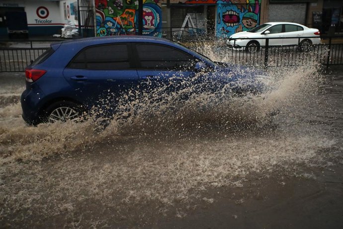 Santiago 12 de junio 2025. Lluvia en la Region Metropolitana durante frente de mal tiempo. Jonnathan Oyarzun/Aton Chile