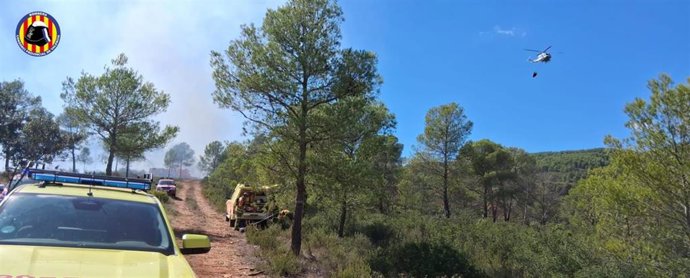 Trabajos de extinción en el incendio de Enguera