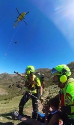 Rescatan en helicóptero a una senderista herida en un pie en el Lago Chao (León)