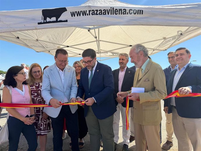 El Alcalde De Ávila, Jesús Manuel Sánchez Cabrera, Ha Felicitado A La Asociación De Criadores De Ganado Vacuno Selecto De Raza Avileña - Negra Ibérica Por Los 50 Años Que Cumple El Concurso Subasta