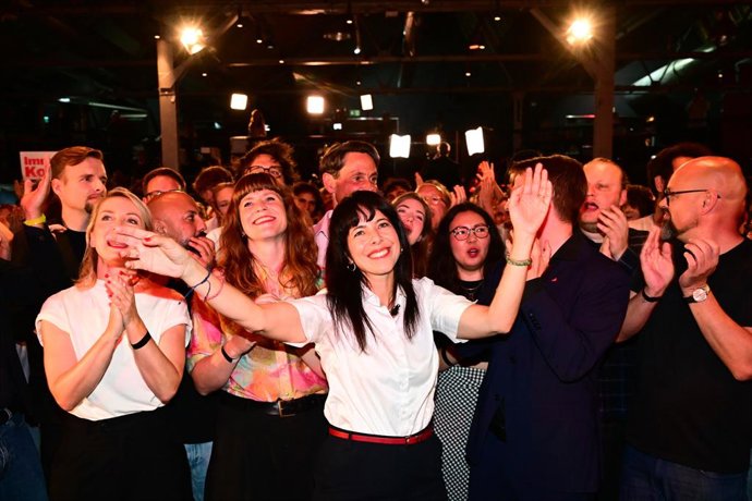 20 September 2026, Berlin: Elif Eralp (C), the party's top candidate and deputy chair of the Left parliamentary caucus, waits with supporters and party members at an election party hosted by Berlin's Left in the Kreuzberg Ballroom for the projections on t