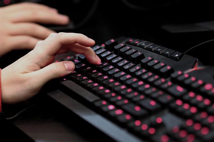 Archivo - Un joven prueba un videojuego.