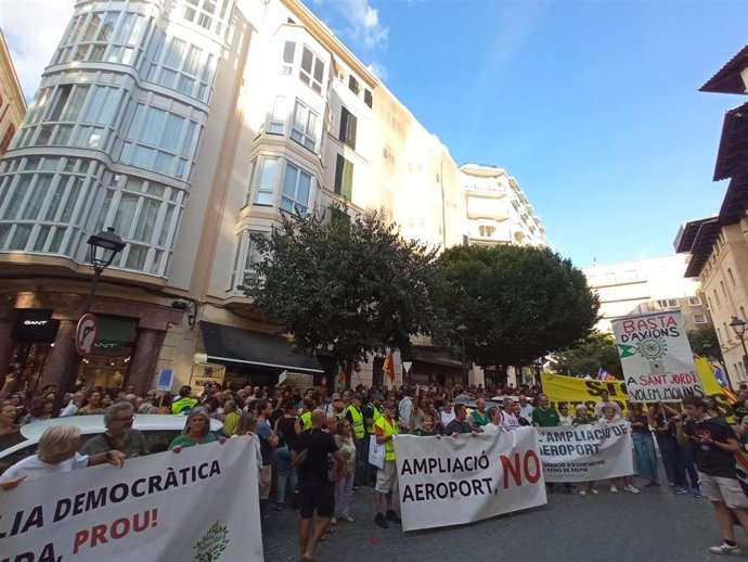 Cientos de personas marchan en Palma contra la ampliación del aeropuerto y las políticas de promoción del Govern.