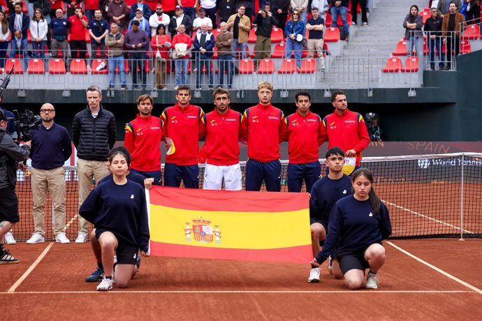 Tenis, Chile vs Espana. Copa Davis 2026. Los jugador de Espana son fotografiados, durante la seremonia inaugural en el partido  de la Copa Davis valido por la segunda ronda de clasificatorios para el Grupo Mundials, disputado en el Court Central Anita