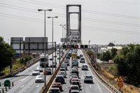 Un accidente múltiple en el Puente del Centenario de Sevilla obliga a cortar los carriles sentido Huelva y reversible