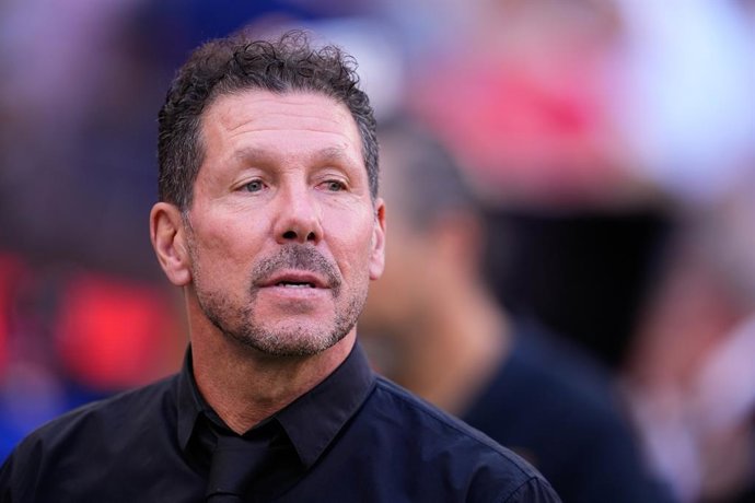 Diego Pablo Simeone, técnico do Atlético de Madrid, observa durante a partida de futebol da Liga Espanhola, LaLiga EA Sports, disputada entre o Atlético de Madrid e o Real Madrid CF no estádio Riyadh Air Metropolitano, em 20 de setembro de 2026, em Madri,