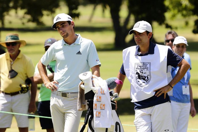 Golf, Joaquin Niemann vs Rodrigo Lee El jugador Chileno Joaquin Niemann se enfrenta a Rodrigo Lee durante  el Abierto de Golf  del Club de Polo y Equitacion San Cristobal 2021 Santiago, Chile 17/12/2021 Javier Salvo/Photosport Golf, Joaquin Niemann vs