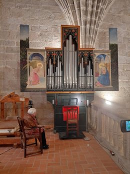 La organista Monserrat Torrent ofrece un recital en el órgano renacentista de Garrovillas de Alconétar, en Cáceres.