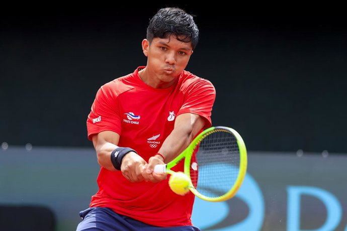 Tenis, Chile vs Espana. Copa Davis 2026. El jugador de Chile Matias Soto regresa la pelota frente a Martin Landaluce de Espana durante el partido de singles de la Copa Davis valido por la segunda ronda de clasificatorios para el Grupo Mundials, disputado