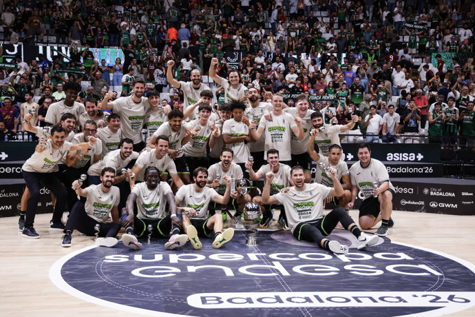El Asisa Joventut celebra la conquista de la Supercopa Endesa 2026 tras ganar al Barça en el Olímpic de Badalona