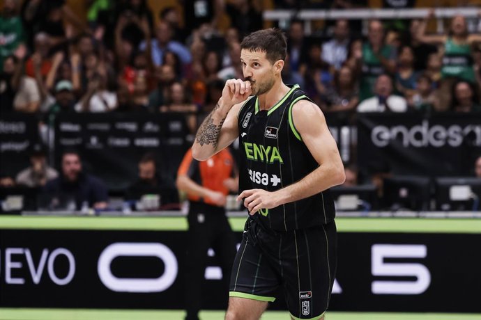 Nico Laprovittola, do Asisa Joventut, comemora uma cesta durante a partida da final da Supercopa Endesa de basquete disputada entre o Asisa Joventut e o FC Barcelona no Palau Olímpico de Badalona, em 20 de setembro de 2026, em Badalona, Barcelona, Espanha