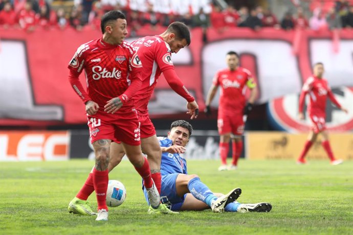 Futbol, Nublense vs Universidad de Chile Decimosexta fecha, campeonato Nacional 2025 El jugador de Nublense Martin Rodriguez, izquierda derecha centro, disputa el balon con Israel Poblete de Universidad de Chile durante el partido de primera division