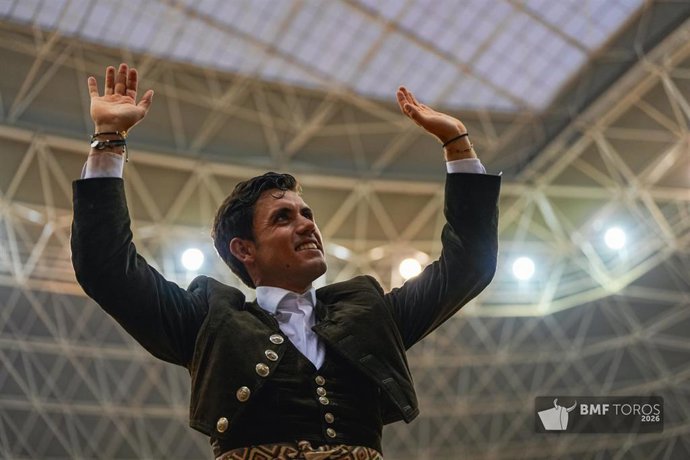 El rejoneador navarro Guillermo Hermoso de Mendoza sale a hombros de la plaza de toros de La Ribera en Logroño