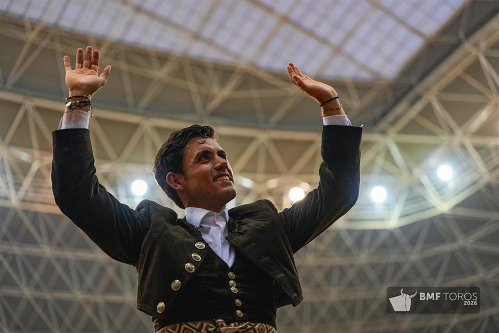 El rejoneador navarro Guillermo Hermoso de Mendoza sale a hombros de la plaza de toros de La Ribera en Logroño
