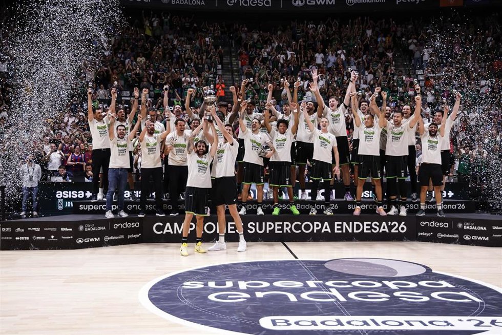 El Asisa Joventut celebra la conquista de la Supercopa Endesa 2026 tras ganar al Barça en el Olímpic de Badalona