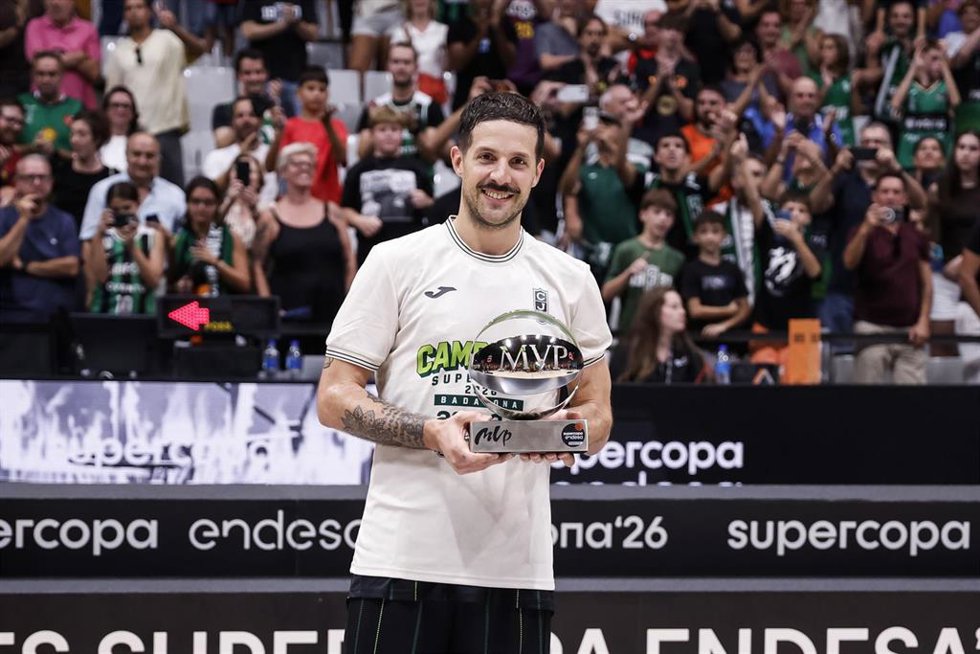 El argentino Nico Laprovittola con el trofeo 'MVP' de la Supercopa Endesa 2026