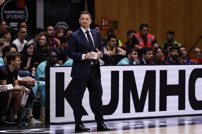 El entrenador del Barça, Aleksander Sekulic, en la final de la Supercopa Endesa 2026 perdida ante el Asisa Joventut en el Olímpic de Badalona