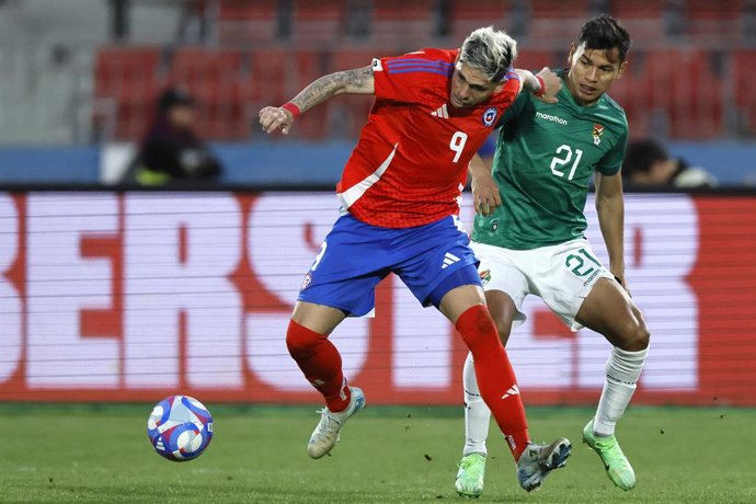 Futbol, Chile vs Bolivia. Primera rueda, clasificatorias al Mundial 2026. El jugador de la seleccion chilena Carlos Palacios, izquierda, disputa el balon con Jose Sagredo de Bolivia durante el partido de la primera rueda de las eliminatorias al mundial