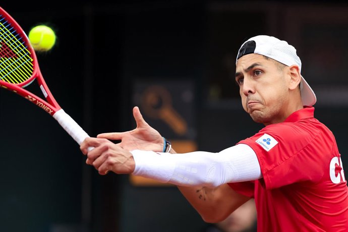 Tenis, Chile vs Espana. Copa Davis 2026. El jugador de Chile Alejandro Tabilo regresa la pelota frente a Daniel Merida de Espana durante el partido de singles de la Copa Davis valido por la segunda ronda de clasificatorios para el Grupo Mundials,