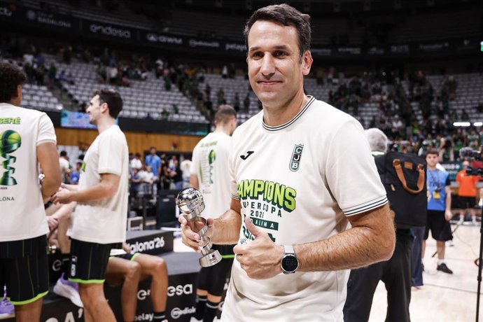 El entrenador del Asisa Joventut, Dani Miret, tras ganar la Supercopa Endesa 2026 en Badalona