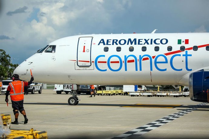 Archivo - July 1, 2024, Florida, USA: Aeromexico's inaugural flight is ushered into Airside F moments after touching down on Monday, July 1, 2024, at Tampa International Airport.