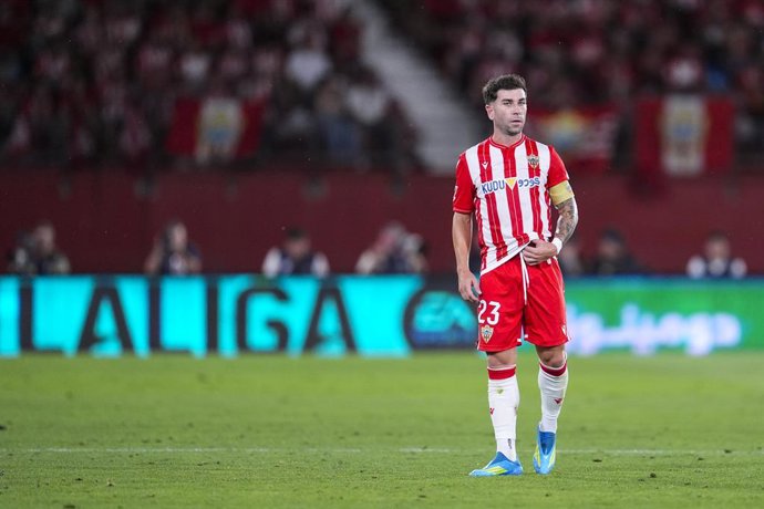 Archivo - Adrian Embarba of UD Almeria looks on during the Liga Hypermotion, second leg of the Playoff for LaLiga EA Sports promotion, football match played between UD Almeria and Malaga CF at UD Almeria stadium on June 20, 2026, in Almeria, Spain.