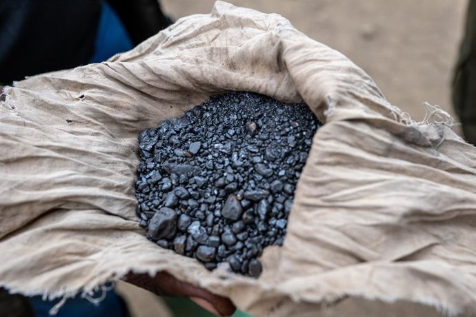 Archivo - RUBAYA (DR CONGO), May 20, 2025  -- Photo taken on May 7, 2025 shows coltan ore extracted from a coltan mining site in the town of Rubaya, the Democratic Republic of the Congo (DRC). In the mist-veiled highlands of Masisi territory, a silent war