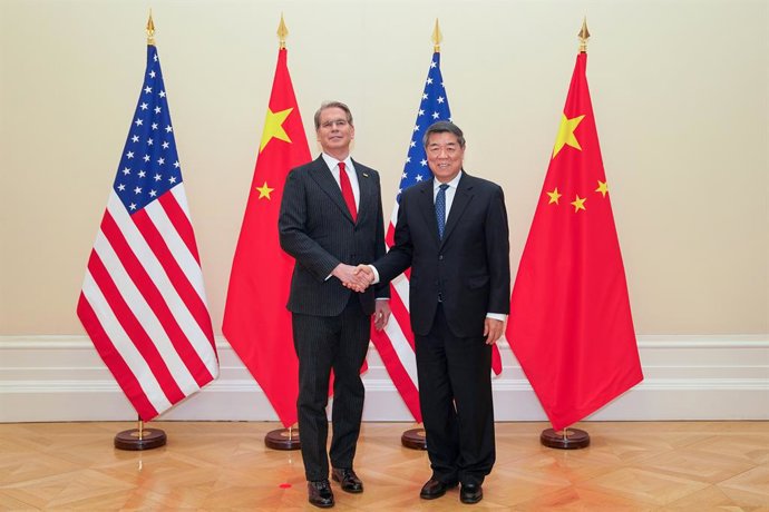 Archivo - PARIS, March 16, 2026  -- Chinese Vice Premier He Lifeng, also a member of the Political Bureau of the Communist Party of China Central Committee, shakes hands with U.S. Treasury Secretary Scott Bessent prior to their talks in Paris, France, Mar
