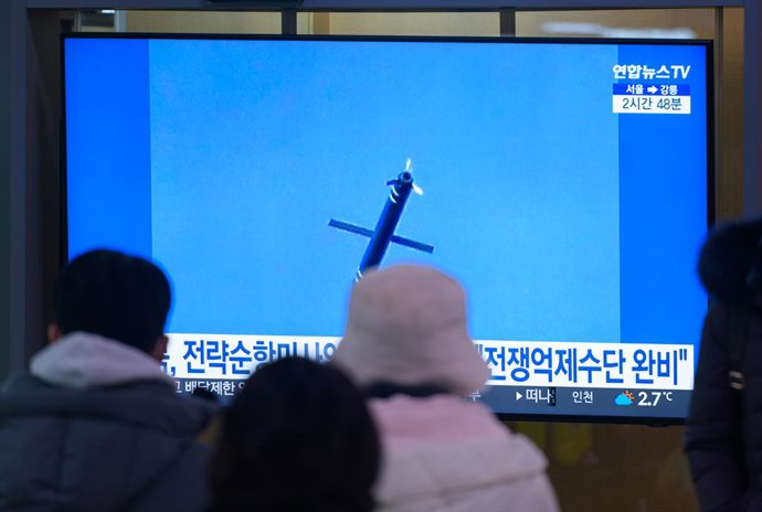 Archivo - Arquivo – 26 de janeiro de 2025, Seul, Coreia do Sul: Uma transmissão de 24 horas da emissora de notícias Yonhap na Estação Ferroviária de Seul, exibindo um noticiário que mostra o lançamento de teste de um míssil de cruzeiro estratégico terra-t