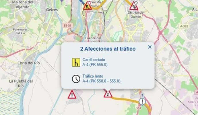 Cortado un carril de la A-4 por el choque de un coche y un camión en Dos Hermanas (Sevilla)