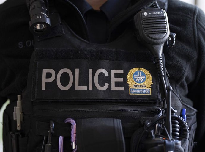 Archivo - Arquivo - 21 de agosto de 2026, Montreal, PQ, CANADÁ: Jaqueta de um policial durante uma coletiva de imprensa anunciando que os agentes do Serviço de Polícia da Cidade de Montreal (SPVM) serão equipados com câmeras corporais, na sexta-feira, dia