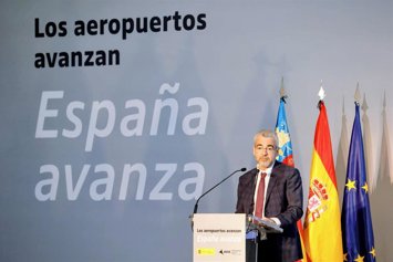 Archivo - El presidente de AENA, Maurici Lucena, interviene durante la presentación de la propuesta de inversiones de Aena para los aeropuertos españoles, en el aeropuerto de Alicante-Elche Miguel Hernández.