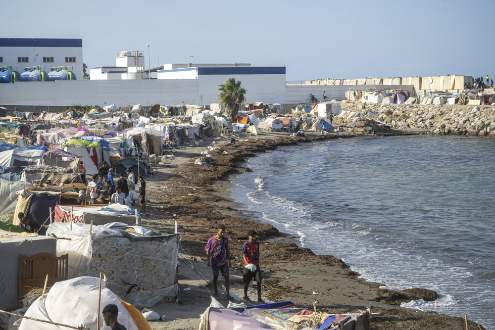 Migrantes en chabolas, en la playa de Trampolín, a 19 de septiembre de 2026, en Ceuta (España). Más de 2.