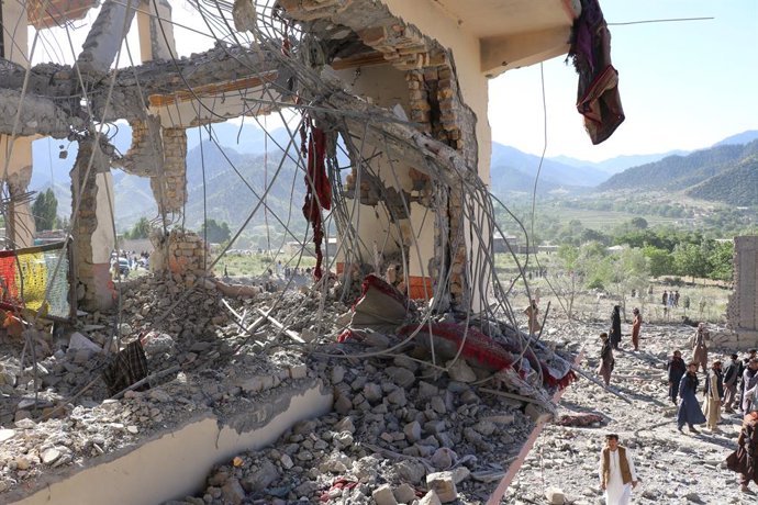 Archivo - PAKTIA, June 29, 2026  -- Debris is seen around damaged buildings after an airstrike in Paktia Province, Afghanistan, June 29, 2026. Afghan government officials said on Monday that Pakistani airstrikes in eastern Afghanistan killed at least 36 p
