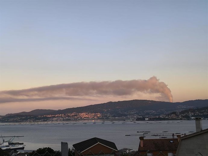 Columna de humo del incendio, vista desde la ría de Vigo.