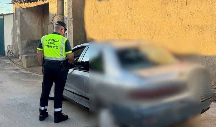 Imagen de un agente de la Guardia Civil durante el control