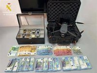 Intervenidos 20.000 euros y relojes de alta gama en una operación contra el narcotráfico en Mairena y Carmona (Sevilla)