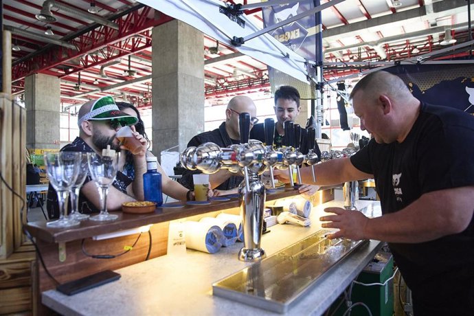 Archivo - Un camarero sirve cerveza en el festival de la cerveza 