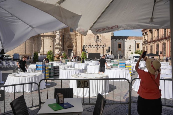 Preparativos para la cena de los Premios Escaparate, organizada por la Revista Escaparate en la Plaza Virgen de los Reyes, junto a la Catedral de Sevilla.