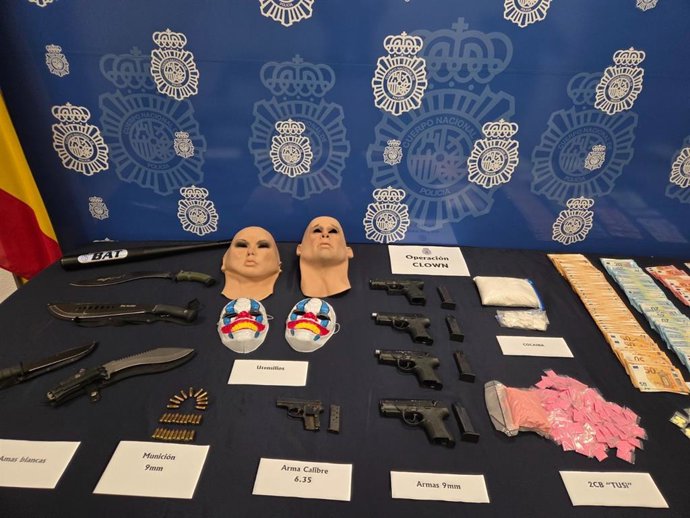 Tres detenidos en Marbella (Málaga), dos de ellos menores, por tráfico de drogas sintéticas y tener armas peligrosas.