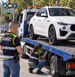 Agentes inspeccionan el vehículo recuperado en el marco de la investigación en Almería.