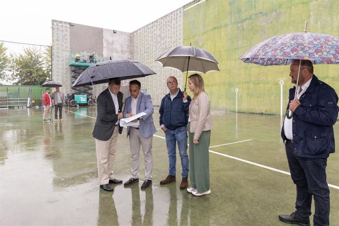 El consejero de Cultura, Turismo y Deporte, Luis Martínez Abad, visita las obras del frontón de Vioño