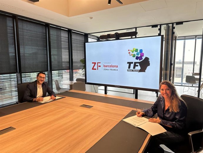La directora general del Consorci de la Zona Franca de Barcelona (CZFB), Blanca Sorigué, y el director de Talent Factory, Juan Castilla, este lunes durante la firma del acuerdo.